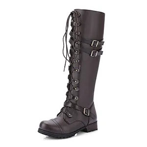 Dunkelbraune kniehohe Stiefel mit runder Spitze, Schnallen, Nieten und Schnürung