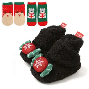 Festliche schwarze Sherpa-Babyschuhe mit Schneeflockendetails und passendem Socken-Set.