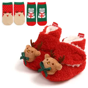 Festliches Weihnachts-Set für Babys mit warmen Schühchen und Socken mit Rentier-Motiv