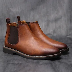 Gros plan de bottines Chelsea en cuir marron vintage pour hommes avec panneaux élastiques.
