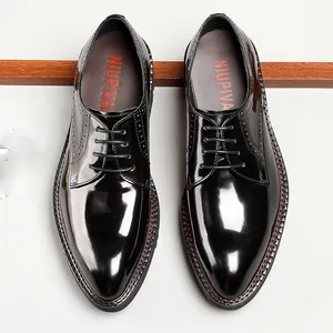 Professionelle klassische glänzende schwarze Herrenschuhe mit schicken roten Nähten