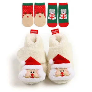 Festliches Weihnachts-Geschenkset für Babys mit weißen Plüschschuhen und Mustersocken