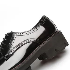 Klassische schwarze glänzende Herren-Leder-Business-Schuhe mit dicker Sohle