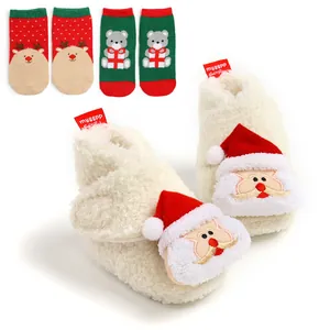 Detailansicht des Weihnachts-Geschenksets für Babys mit Plüschschuhen und Socken