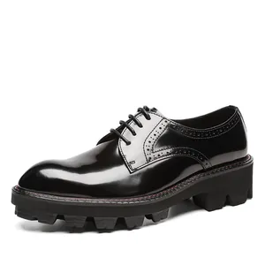 Elegante schwarze Herren-Brogues aus Lackleder mit dicker klobiger Gummisohle