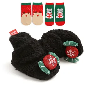 Weihnachts-Babyschuhe und Socken Set mit weicher Sohle sowie festlichen Rentier-Motiven