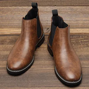Vue détaillée de bottines Chelsea vintage pour hommes en cuir marron vieilli