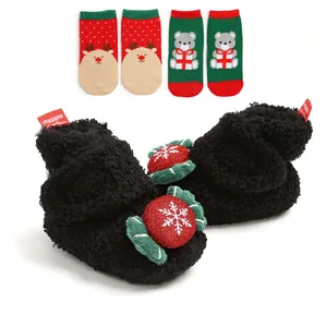 Gemütliches Set aus schwarzen Fleece-Weihnachtsschuhen für Babys mit Socken