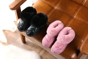 Detailansicht der wasserdichten Kinder-Schneestiefel in Pink und Schwarz mit Plüschfutter