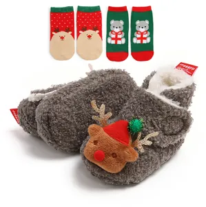 Detailaufnahme von plüschigen grauen Babyschuhen mit Rentier und festlichen Socken