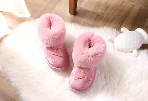 Detailansicht rosa Kinder-Schneestiefel mit dickem Kunstfellfutter und H-Logo