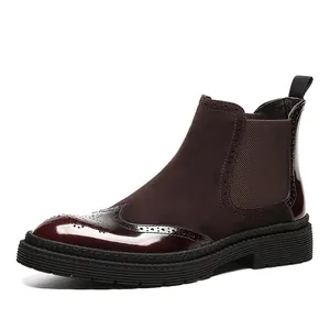 Ανδρικά μποτάκια Chelsea Brogue από μπορντό λουστρίνι με χοντρή μαύρη σόλα και τρακτερωτό σχέδιο