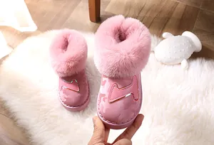 Detailansicht der rosa Kinder-Schneestiefel mit flauschigem Kunstfellbesatz und Muster.