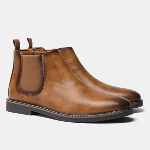 Vue latérale détaillée des bottines Chelsea en cuir marron poli pour hommes à élastique