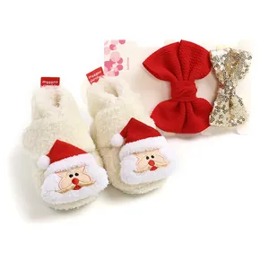 Weihnachts Babyhausschuhe Set mit Weihnachtsmann und festlichen Schleifen Stirnbändern.
