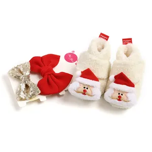 Detail des Weihnachts-Babysets mit flauschigen Weihnachtsmann-Schuhen und Stirnbändern