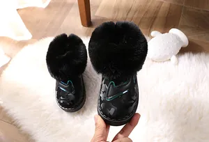 Detailansicht der Kinder-Winterstiefel mit dickem schwarzem Kunstfell und Camo-Muster