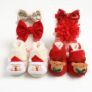 Detailansicht der weihnachtlichen Babyschuhe mit Weihnachtsmann- und Rentier-Motiv