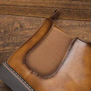 Vue détaillée du cuir brun brossé et de l'élastique sur les bottines Chelsea vintage pour hommes