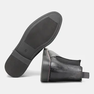 Vue détaillée des bottines Chelsea vintage pour hommes avec semelle antidérapante