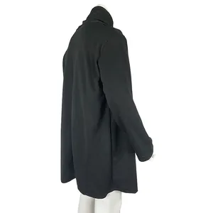 Detaillierte Rückansicht des schwarzen Herren-Umhangjackets mit hohem Kragen und Saum
