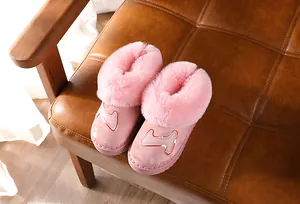 Detailansicht von rosa Kinder-Schneestiefeln mit flauschigem Kunstpelz und H-Logo