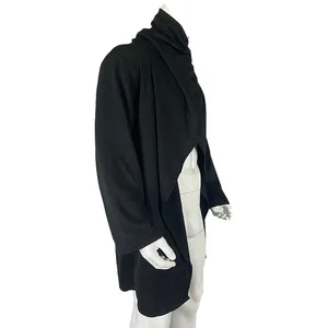 Seitenansicht eines schwarzen Herren-Umhangs mit hohem Kragen und asymmetrischem Punk-Design.