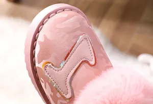 Detailansicht rosa Mädchen-Schneestiefel mit Camouflage-Muster und weichem Pelzbesatz