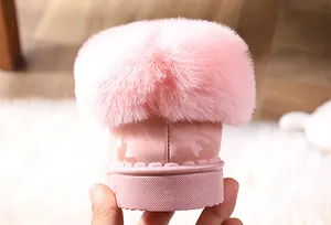 Detailaufnahme eines rosa Kinder-Schneestiefels mit weichem Kunstfellbesatz und Sohle.