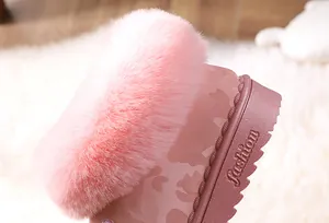 Nahaufnahme des rosa Kinder-Schneestiefels mit flauschigem Kunstfell und Anti-Rutsch-Sohle