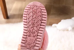 Detailaufnahme der rosa rutschfesten Sohle für Kinder-Winterstiefel mit Schneeflockenmuster