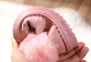 Nahaufnahme der flexiblen Sohle pinker Kinder-Winterstiefel mit warmem Kunstpelz