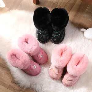 Gemütliche wasserdichte Kinder-Schneestiefel mit einer sehr dicken Kunstfellfutter.