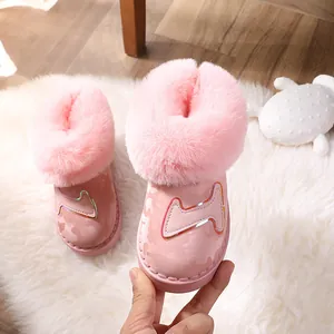 Warme rosa Winterstiefel für Kinder mit weichem Kunstfellbesatz und rutschfester Sohle.