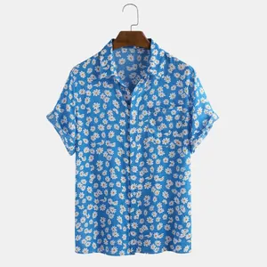 Detailweergave van het casual herenoverhemd met korte mouwen en madeliefjesprint.