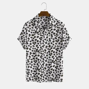 Detailweergave van herenshirt met korte mouwen en levendige madeliefjesprint op wit.