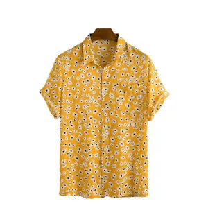 Casual geel herenoverhemd met korte mouwen en wit madeliefjespatroon voor de zomer