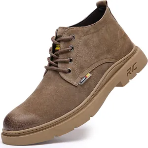 Primo piano di scarpa Oxford in camoscio marrone da uomo con spessa suola in gomma