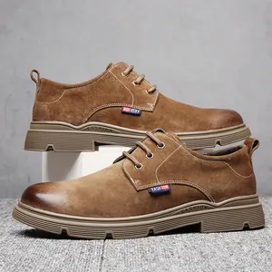 Vista laterale di scarpe Oxford in camoscio marrone con punta vintage e suola