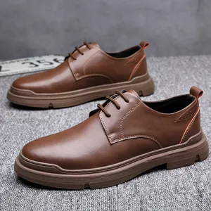 Vista dettagliata di eleganti scarpe Oxford in vera pelle marrone con suole forti