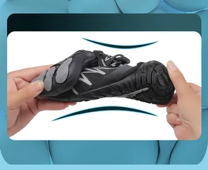 Vista detallada de zapatos de agua antideslizantes muy flexibles y transpirables con suela blanda