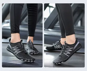 Detalle de zapatos de agua negros transpirables para gimnasio y playa, diseño antideslizante.