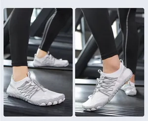 Zapatos de agua blancos transpirables para natación y senderismo con suela antideslizante
