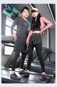 Modelos deportivos con zapatos de agua azul marino transpirables en un gimnasio profesional