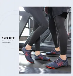 Zapatos de agua descalzos antideslizantes usados por modelos en una cinta de correr