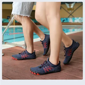 Zapatos de agua azul marino transpirables para natación y actividades de playa en la piscina