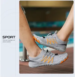 Zapatos de agua transpirables grises con detalles naranjas usados junto a la piscina