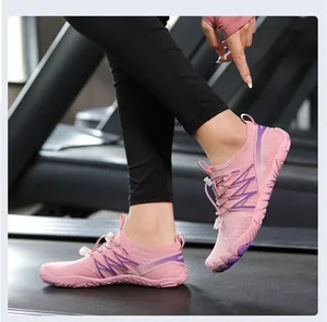 Detalle de zapatos de agua rosas transpirables con suela de goma antideslizante para yoga.