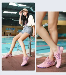 Zapatos de agua rosa transpirables para natación y playa con suela antideslizante para mujer