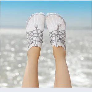 Zapatos de agua blancos y ligeros para playa y natación con parte superior de malla